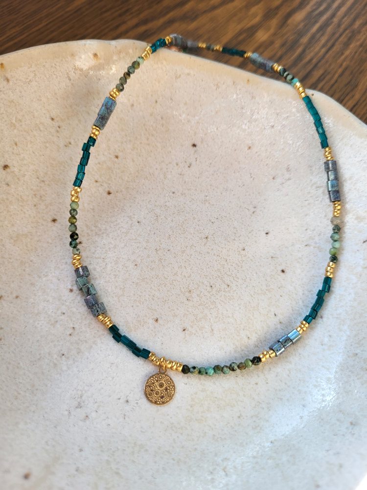 Blau-türkise Perlenkette mit goldenem Münz-Anhänger