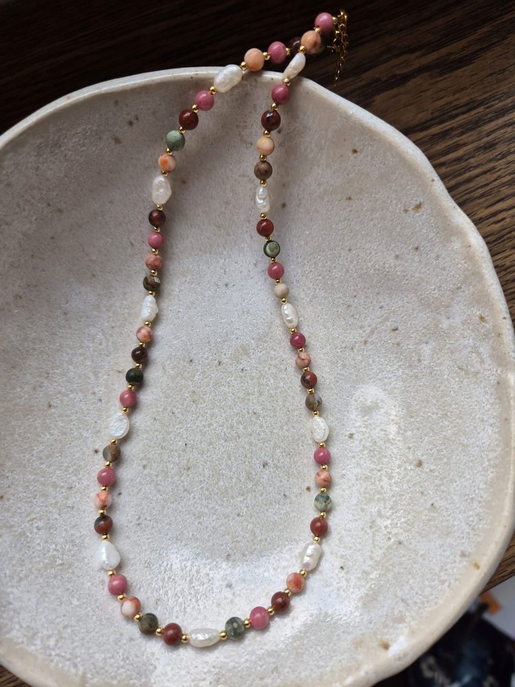 Kette mit rosa und bunten Halbedelsteinen