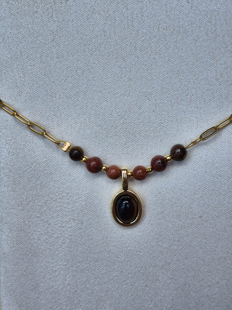 Kette mit dunklem Stein-Anhänger und roten Perlen