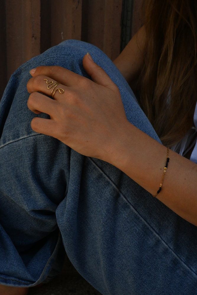 Ringe und ein Armband am Model getragen