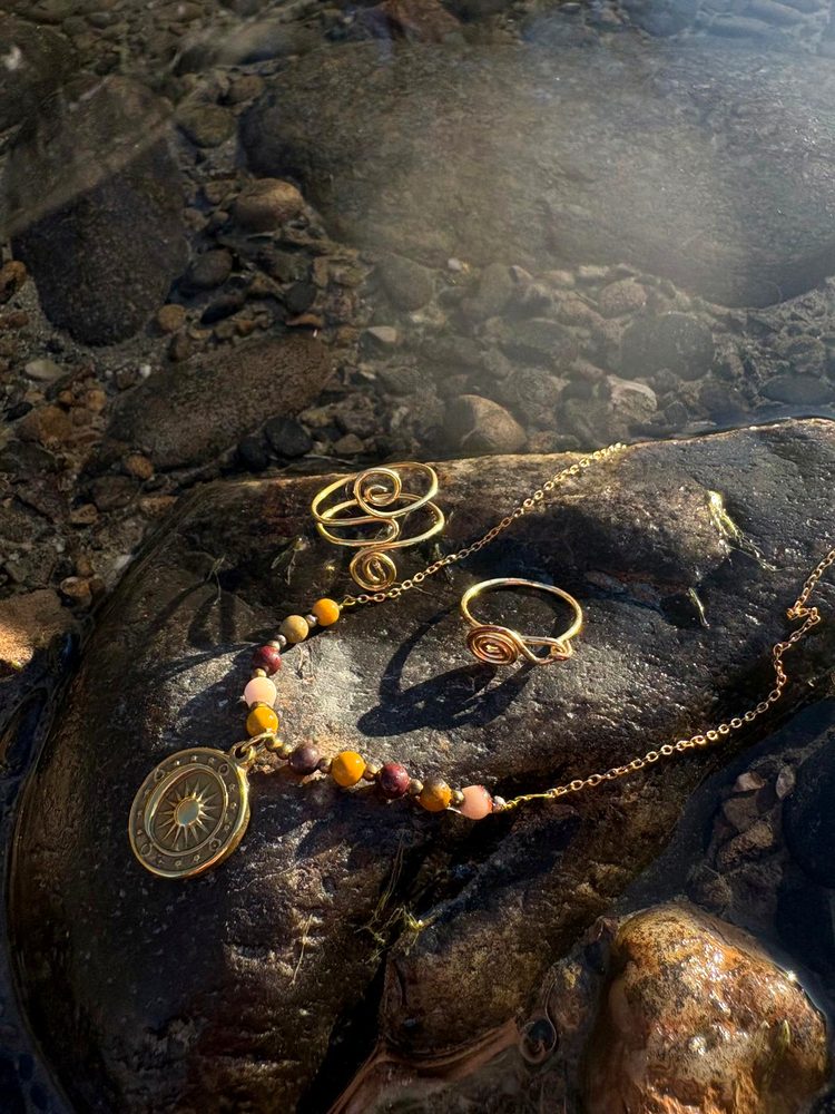 Handgefertigter Schmuck auf einem Stein