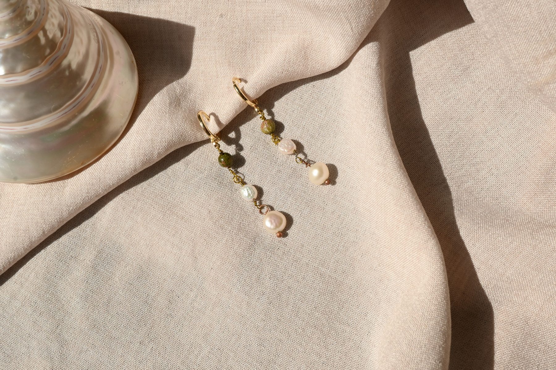Handgemachter Schmuck von Luana auf einer Muschel